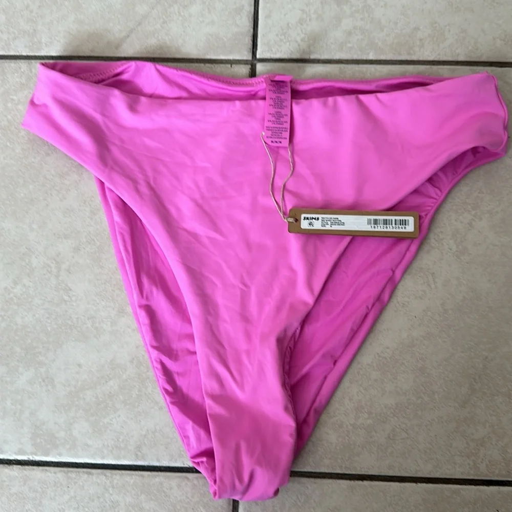 Skims signature swim mid waist bottom Neon Orchid NWT‎ size M